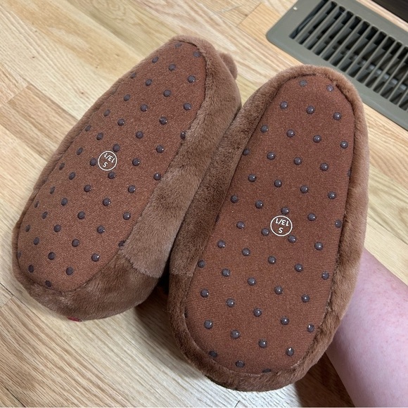 Cat & Jack Gatlin Bear Slippers NWT 13/1 Brown Kids Slip On Plush - Picture 4 of 5
